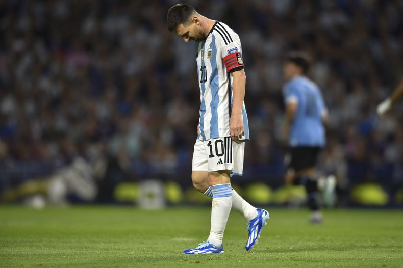 Lionel Messi, de la selección de Argentina, se lamenta durante un partido de la eliminatoria al Mundial ante Uruguay, el jueves 16 de noviembre de 2023 (AP Foto/Gustavo Garello)