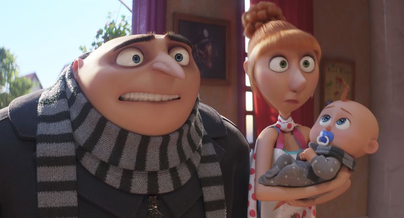 En esta imagen proporcionada por Illumination & Universal Pictures Gru, con la voz de Steve Carell, izquierda, y Lucy, con la voz de Kristen Wiig, cargando a Gru Jr. en una escena de Despicable Me 4. (Illumination & Universal Pictures via AP)