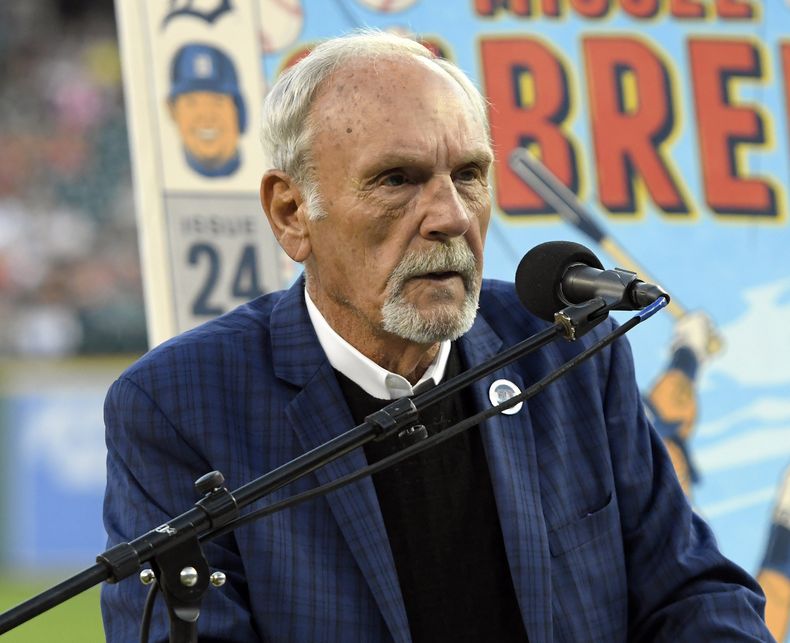 ARCHIVO - El exmánager de los Tigres de Detroit Jim Leyland se dirige a la fanaticada durante la ceremonia de honor al venezolano Miguel Cabrera por conectar 500 cuadrangulares en su carrera, previo al juego ante los Reales de Kansas City, el 24 de septiembre, de 2021. (AP Foto/Jose Juarez, Archivo)