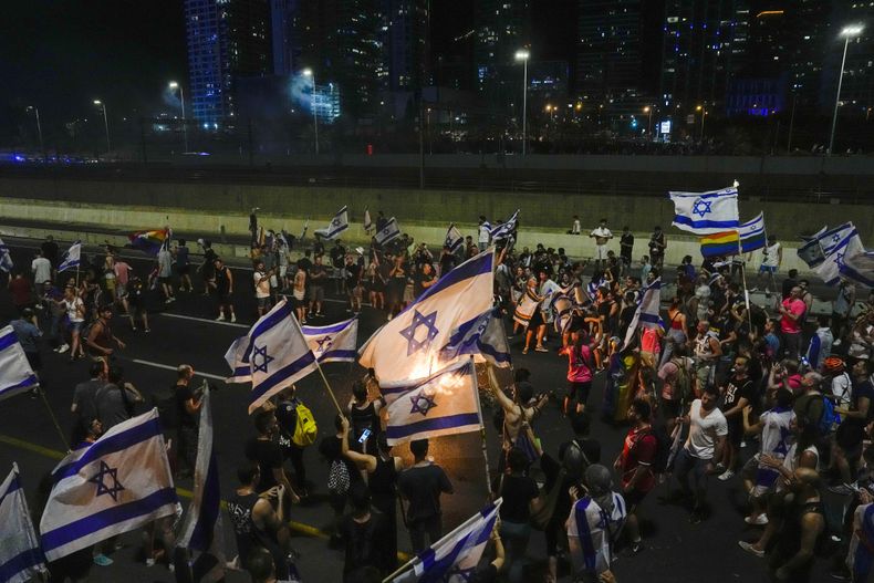 Israelíes bloquean una autopista en protesta contra el plan de reforma judicial del gobierno del primer ministro Benjamin Netanyahu, en Tel Aviv, Israel, 18 de julio de 2023. (AP Foto/Ariel Schalit)