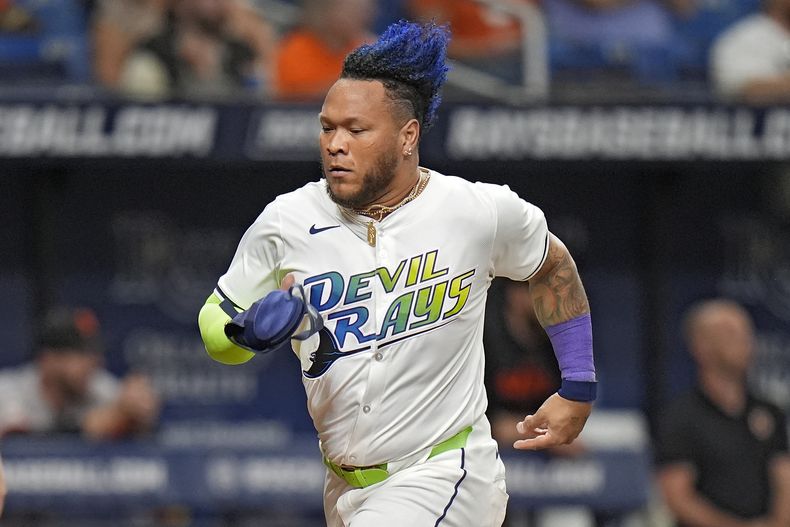 El colombiano de los Rays de Tampa Bay Harold Ramírez corre hacia el plato para anotar en un doble del dominicano Amed Rosario ante los Gigantes de San Francisco, durante la tercera entrada del juego del viernes 12 de abril de 2024, en San Petersburgo, Florida. (AP Foto/Chris OMeara)