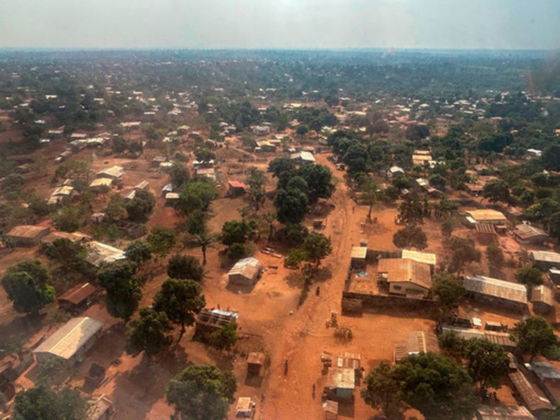 ARCHIVO - Vista aérea de Bangui, en República Centroafricana, el 8 de marzo de 2024. (AP Foto/Sam Mednick, archivo)