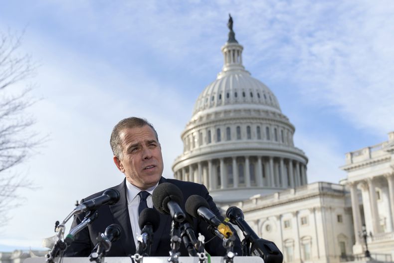 Hunter Biden frente al Capitolio en Washington el 13 de diciembre de 2023. (Foto AP/Jose Luis Magana)