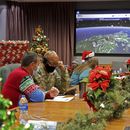 Esta imagen distribuida por el Departamento de Defensa muestra a voluntarios mientras toman llamadas y responden a emails de niños de todo el mundo durante el evento anual del Comando de Defensa Aeroespacial de Norteamérica (NORAD) para seguir los pasos de Santa Claus, el 24 de diciembre de 2021, en la Base Aérea Peterson, en Colorado Springs, Colorado. (Chuck Marsh/Department of Defense via AP)