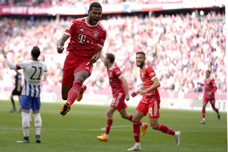 Serge Gnabry festeja tras anotar el primer gol del Bayern Múnich en la victoria 2-0 ante Hertha Berlín en la Bundesliga, el domingo 30 de abril de 2023, en Múnich. (AP Foto/Matthias Schrader)
