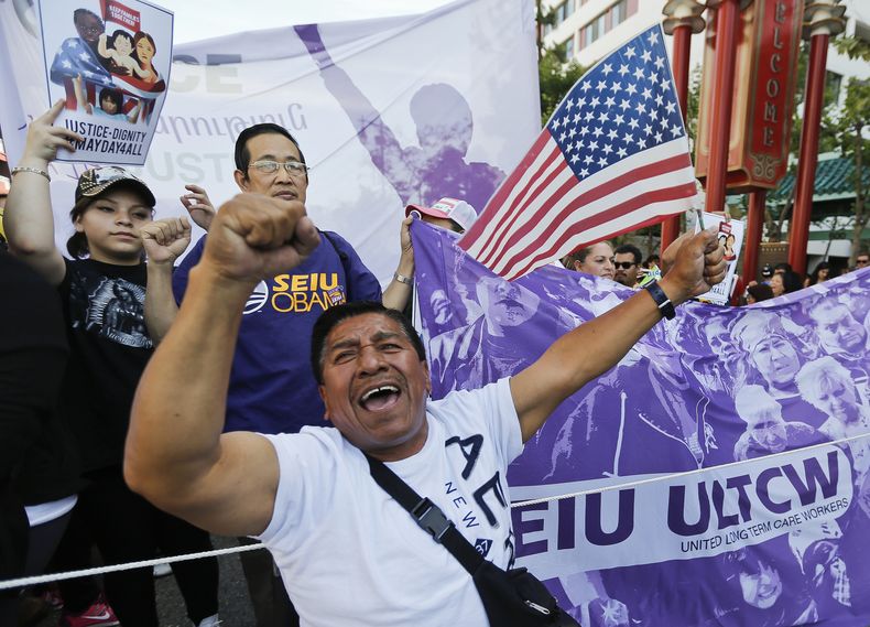 Jesus Garc&iacute;a, de 56 a&ntilde;os, originario de Michoac&aacute;n, M&eacute;xico, se une a miles de participantes en la celebraci&oacute;n del D&iacute;a Internacional de los Trabajadores en en centro de Los Angeles, el 1 de mayo de 2014. (Foto AP/Da