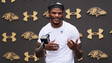 Lamar Jackson, quarterback de los Ravens de Baltimore, habla en una conferencia de prensa el miércoles 29 de julio de 2026 en Owings Mills, Maryland (AP Foto/Stephanie Scarbrough)
