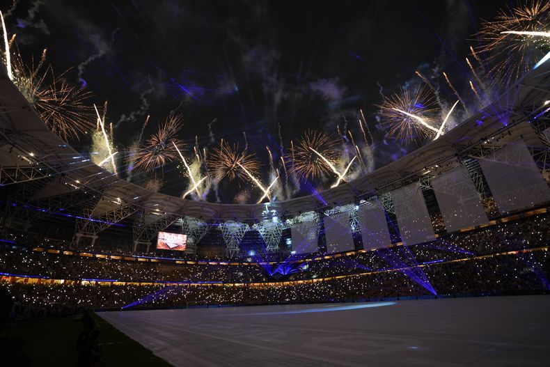 Fuegos artificiales durante la ceremonia de apertura del Mundial de Clubes antes del encuentro ante el Al Ittihad y Auckland City FC en el Estadio King Abdullah Sports City, el martes 12 de diciembre de 2023. (AP Foto/Manu Fernández)