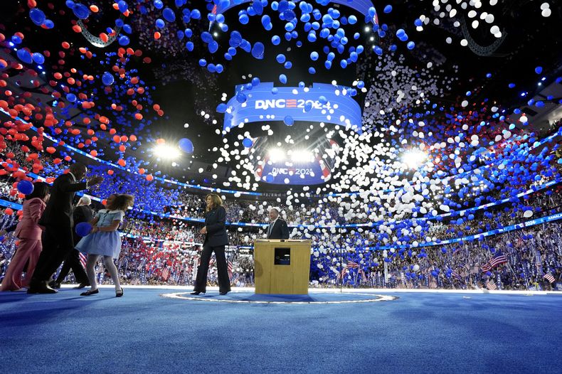 Globos caen sobre el escenario después de que la vicepresidenta y candidata presidencial demócrata, Kamala Harris, hablara en la última noche de la Convención Nacional Demócrata en Chicago, el jueves 22 de agosto de 2024. (Kent Nishimura/The New York Times vía AP, Pool)