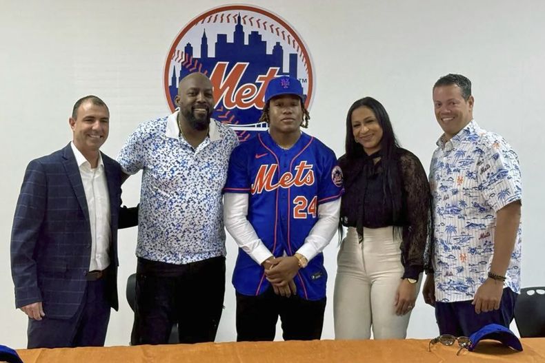 En esta foto suministrada por los Mets de Nueva York, desde la izquierda: Tommy Tanous, vicepresidente de scouting internacional; Vladimir Guerrero, Vladi Miguel Guerrero, Heidy Ogando y Moisés de la Mota posan en la academia del equipo en Boca Chica, República Dominicana, el lunes 15 de enero de 2024. Vladi Miguel Guerrero firmó un contrato de ligas menores con los Mets. (Anthony Sambois/New York Mets vía AP)