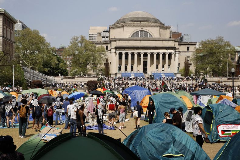 ARCHIVO - Estudiantes manifestantes se congregan en el campus de la Universidad de Columbia, el 29 de abril de 2024, en Nueva York. (AP Foto/Stefan Jeremiah, archivo)