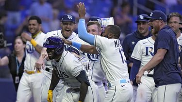 El mexicano Randy Arozarena (izquierda), de los Rays de Tampa Bay, es felicitado por sus compañeros tras batear el jonrón del triunfo sobre los Mellizos de Minnesota, el miércoles 7 de junio de 2023 (AP Foto/Chris OMeara)