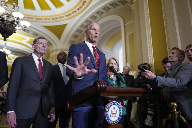 El líder de la mayoría en el Senado, John Thune, acompañado por otros senadores, habla con reporteros en el Capitolio, en Washington, el martes 1 de abril de 2025. (AP Foto/J. Scott Applewhite)