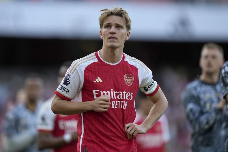 ARCHIVO - Foto del 19 de mayo del 2024, Martin Odegaard del Arsenal reacciona al final del encuentro ante el Everton de la Liga Premier. (AP Foto/Alastair Grant, Archivo)