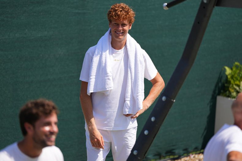 El italiano Jannik Sinner sonríe durante una sesión de entrenamiento en el All England Lawn Tennis and Croquet Club, antes del Campeonato de Wimbledon en Londres, el jueves 25 de junio de 2026. (Foto AP/Kirsty Wigglesworth)