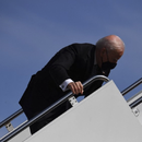 Así fue la caída de Biden cuando subía al avión presidencial