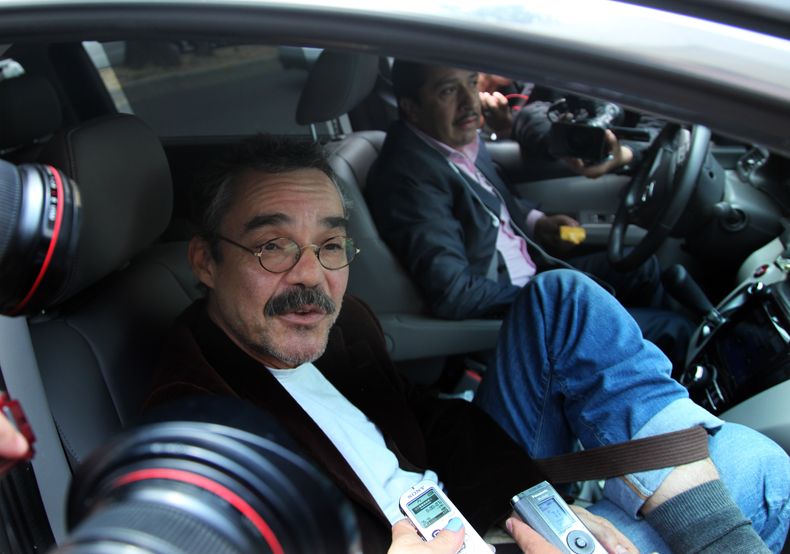 Gonzalo Garc&iacute;a, a la izquierda, hijo del escritor Gabriel Garc&iacute;a M&aacute;rquez habla a la prensa afuera del hospital donde el lpremio Nobel de Literatura de 87 a&ntilde;os  fue atendido por neumon&iacute;a. Ciudad de M&eacute;xico, martes 0