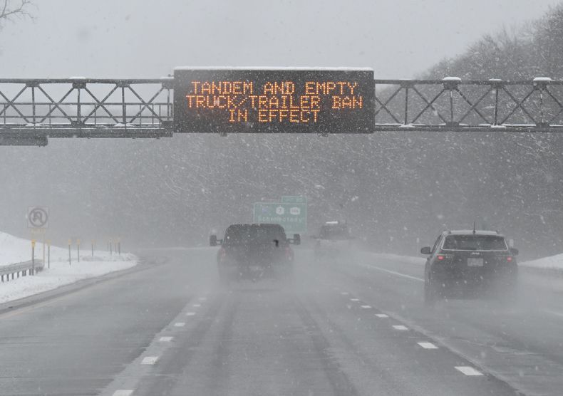 La autopista New York Thruway durante una tormenta invernal, el 14 de marzo de 2023, en Albany, Nueva York. (Foto AP/Hans Pennink, archivo)