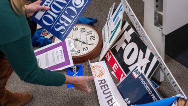 La reportera del Washington Post Tara Copp guarda placas con los nombres de varias organizaciones de noticias mientras ella y otros miembros de los medios de comunicación recogen sus pertenencias en la zona de prensa del Pentágono, en Washington, el miércoles 15 de octubre de 2025. (AP Foto/Kevin Wolf)