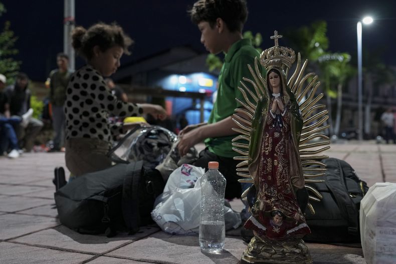 Migrantes de Honduras se preparan para unirse a una caravana que partió de Tapachula, en el sur de México, con la esperanza de llegar a la frontera norte del país y, luego, a Estados Unidos, el martes 5 de noviembre de 2024. (Foto AP/Moises Castillo)