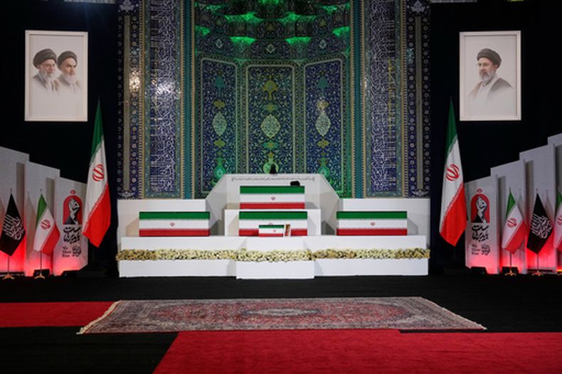 Los ataúdes del líder supremo iraní, el ayatolá Ali Jamenei, arriba al centro, y junto los de sus familiares antes de los funerales de varios días en la Gran Mezquita Imam Jomeini Mosalla, en Teherán, Irán, el 3 de julio de 2026. (Foto AP/Vahid Salemi)
