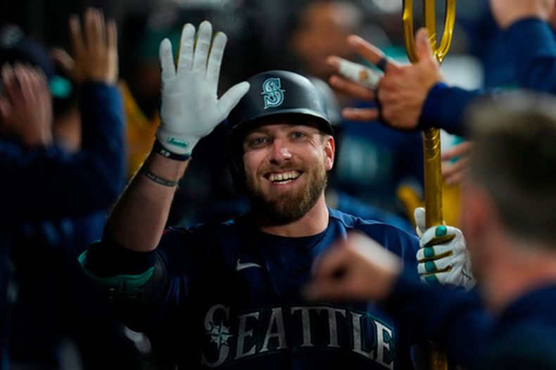 Luke Raley, de los Marineros de Seattle, festeja luego de batear un jonrón de tres carreras ante los Medias Blancas de Chicago en el juego del viernes 8 de mayo de 2026 (AP Foto/Erin Hooley)