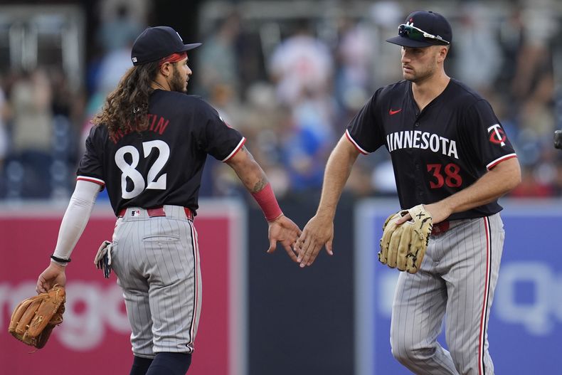 Matt Wallner (derecha), jardinero derecho de los Mellizos de Minnesota, celebra con su compañero Austin Martin tras la victoria sobre los Padres de San Diego, el miércoles 21 de agosto de 2024 (AP Foto/Gregory Bull)