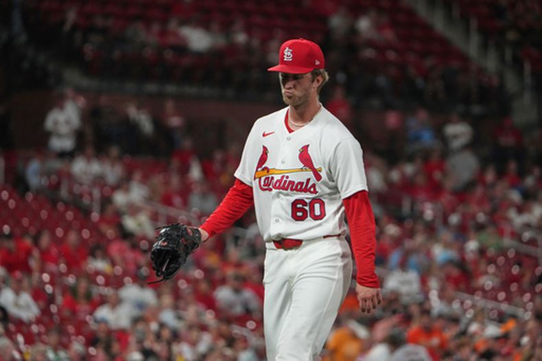 Quinn Mathews, abridor de los Cardenales de San Luis, camina fuera del campo después de trabajar la quinta entrada del juego de béisbol de Grandes Ligas contra los Gigantes de San Francisco, el lunes 14 de septiembre de 2026, en San Luis. (AP Foto/Jeff Roberson)