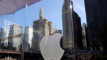 ARCHIVO - Edificios se reflejan detrás del logo de una tienda de Apple, el 19 de octubre de 2017, en el centro de Chicago. (AP Foto/Kiichiro Sato, archivo)