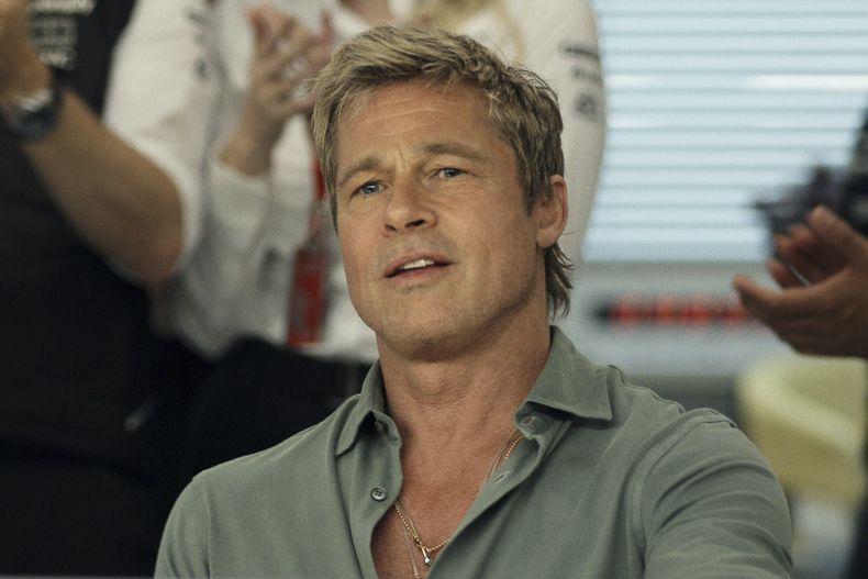 Esta imagen publicada por Warner Bros. Pictures muestra a Brad Pitt en una escena de F1. (Warner Bros. Pictures via AP)
