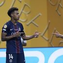 Desire Doue del Paris Saint-Germain recibe el salud de Achraf Hakimi tras anotar un gol para el Paris Saint-Germain contra el Bayern Múnich en las semifinales del Mundial de Clubes, el sábado 5 de julio de 2025. (AP Foto/Brynn Anderson)