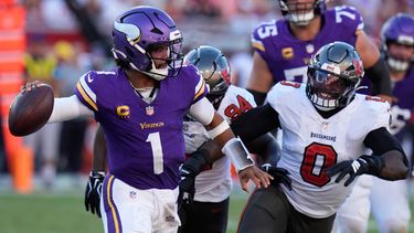 Kyler Murray (1), quarterback de los Vikings de Minnesota, busca a quien lanzarle el balón mientras es presionado por Yaya Diaby (0), de los Buccaneers de Tampa Bay, durante la segunda mitad del partido de la NFL, el domingo 27 de septiembre de 2026, en Tampa, Florida. (AP Foto/Chris OMeara)