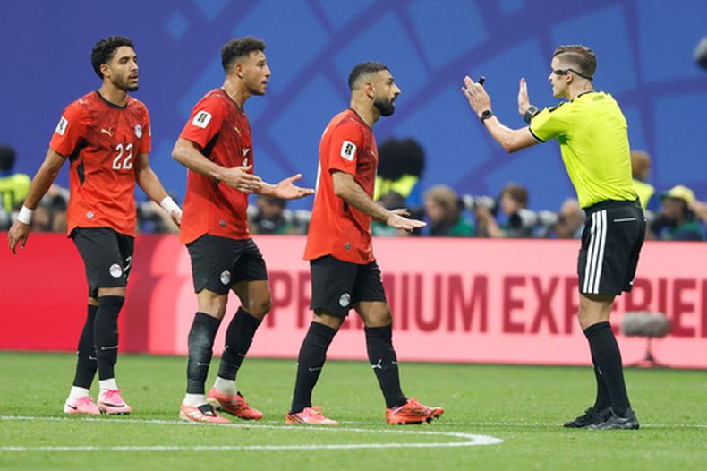 El delantero egipcio Mohamed Salah (10) reclama al árbitro francés Francois Letexier durante el partido contra Argentina en los octavos de final del Mundial, el martes 7 de julio de 2026, en Atlanta. (AP Foto/Erik S. Lesser)