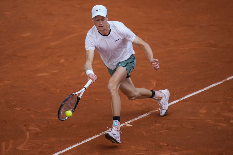 Jannik Sinner, de Italia, devuelve una pelota a Karen Khachanov, de Rusia, durante el torneo de tenis Abierto de Madrid, el martes 30 de abril de 2024, en Madrid. (AP Foto/Manu Fernandez)