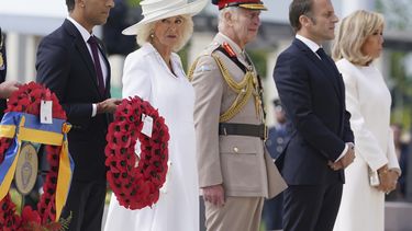 El primer ministro Rishi Sunak, la reina Camilla, el rey Carlos III, el presidente de Francia Emmanuel Macron y Brigitte Macron durante la colocación de una ofrenda floral en el evento conmemorativo nacional del Reino Unido por el 80º aniversario del Día D, celebrado en el Memorial Británico de Normandía en Ver-sur- Mer, Normandía, Francia, jueves 6 de junio de 2024. (Gareth Fuller, Pool Photo vía AP)