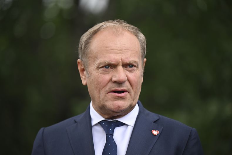 El primer ministro de Polonia, Donald Tusk, habla con la prensa en la 6ta cumbre de la Comunidad Política Europea, el viernes 16 de mayo de 2025 en Tirana, Albania. (Leon Neal/Pool via AP)