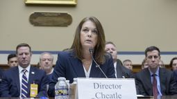 La directora del Servicio Secreto de EEUU, Kimberly Cheatle, testifica ante la Comisión de Supervisión y Responsabilidad de la Cámara de Representantes sobre el intento de asesinato del expresidente Donald Trump en un evento de campaña en Pensilvania, en el Capitolio de Washington, el lunes 22 de julio de 2024. (Foto AP/Rod Lamkey)