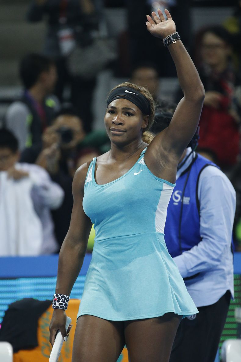 La tenista estadounidense Serena Williams saluda al p&uacute;blico tras derrotar a la checa Lucie Safarova en tercera ronda del Abierto de China, en el estadio nacional de tenis de Beijing, el 2 de octubre de 2014. (AP Photo/Vincent Thian)