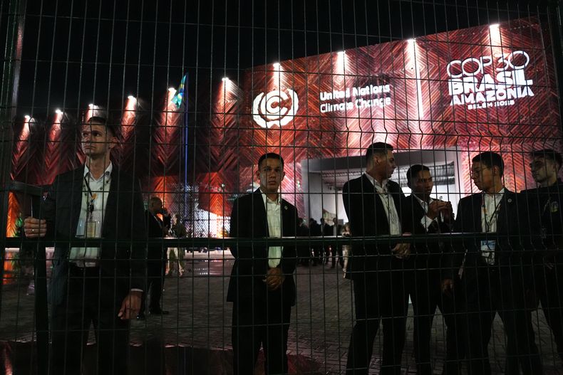 Personal de seguridad detrás de una cerca fuera de la sede de la Cumbre Climática de Naciones Unidas COP30, el martes 11 de noviembre de 2025, en Belém, Brasil. (AP Foto/Joshua A. Bickel)