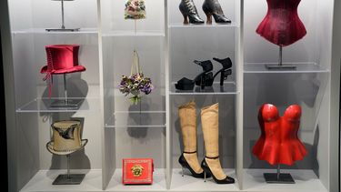 Varias piezas de moda se exhibirán durante una vista previa de prensa para la exposición Dress, Dreams and Desire: Fashion and Psychoanalysis (Vestido, sueños y deseo: moda y psicoanálisis) el martes 9 de septiembre de 2025, en el Museo FIT de Nueva York. (Foto Charles Sykes/Invision/AP)