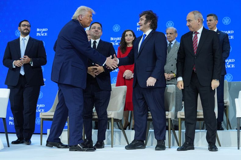 ARCHIVO - El presidente Donald Trump, en el centro a la izquierda, estrecha la mano de Javier Milei, presidente de Argentina, durante la Reunión Anual del Foro Económico Mundial en Davos, Suiza, el jueves 22 de enero de 2026. (Foto AP/Evan Vucci, archivo)