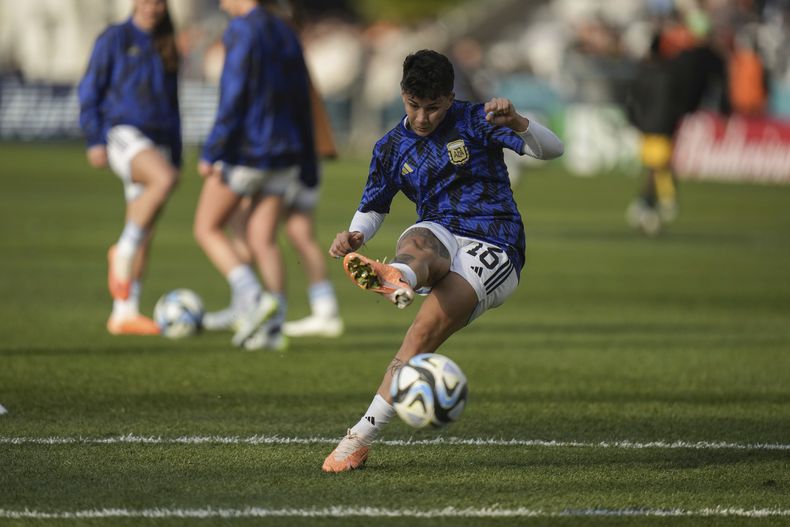 ARCHIVO - Lorena Benítez, de la selección femenina de Argentina, calienta previo al partido de la Copa del Mundo correspondiente al Grupo G entre Argentina y Sudáfrica, en Dunedin, Nueva Zelanda, el 28 de julio de 2023. (AP Foto/Alessandra Tarantino, Archivo)