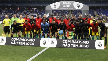 Los jugadores de Brasil y Guinea posan con un mensaje contra el racismo previo a un partido amistoso, el sábado 17 de junio de 2023, en Barcelona. (AP Foto/Joan Monfort)