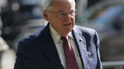 El senador estadounidense Bob Menendez (demócrata, Nueva Jersey) llega al tribunal en la ciudad de Nueva York, el 16 de julio del 2024. . (Foto AP /Seth Wenig)