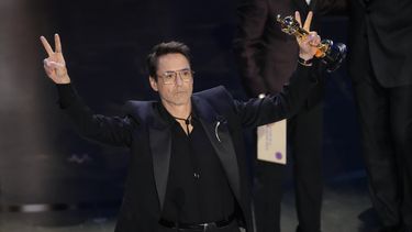Robert Downey Jr. acepta su premio a mejor actor de reparto por su papel en Oppenheimer durante los Oscar, el domingo 10 de marzo de 2024, en el Teatro Dolby, en Los Ángeles. (AP Foto/Chris Pizzello)