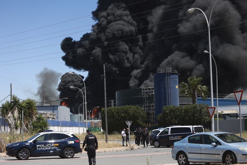 El humo sobre un polígono industrial tras una explosión en una planta química en Alcalá de Guadaira, cerca de Sevilla, España, el miércoles 14 de mayo de 2025. (Rocío Ruz /Europa Press vía AP)