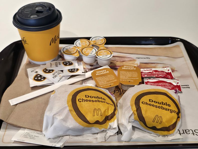 Una selección del menú McValue en un restaurante McDonalds, el martes 31 de marzo de 2026, en Los Ángeles. (AP Foto/Damian Dovarganes)