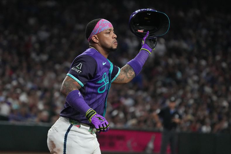 Ketel Marte (4), segunda base de los Diamondbacks de Arizona, en partido frente a los Dodgers de Los Ángeles durante la primera entrada, el viernes 7 de agosto de 2026, en Phoenix. (AP Foto/Rick Scuteri)