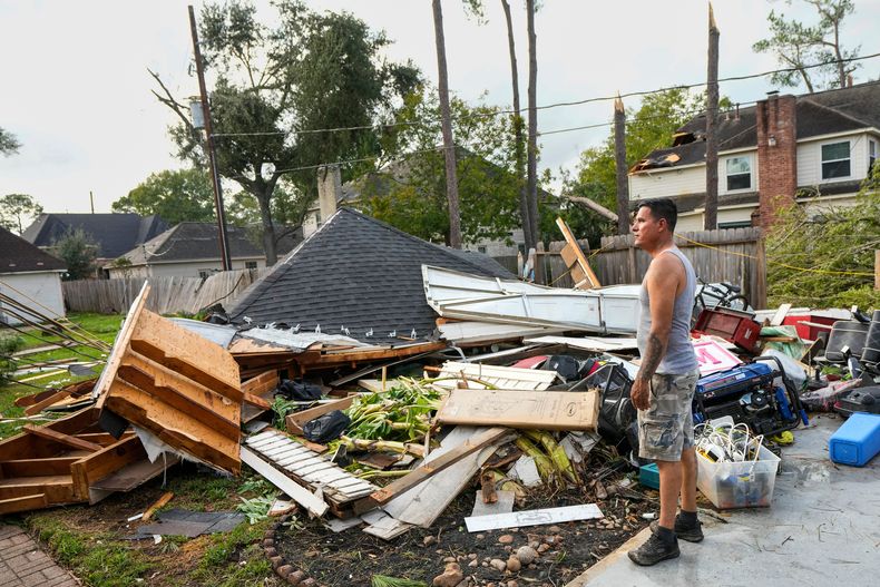 José Rosas observa los daños a la vivienda de Guillermo Vargas en la subdivisión Memorial Northwest de Spring, Texas, el 24 de noviembre del 2025. (Brett Coomer/Houston Chronicle via AP)