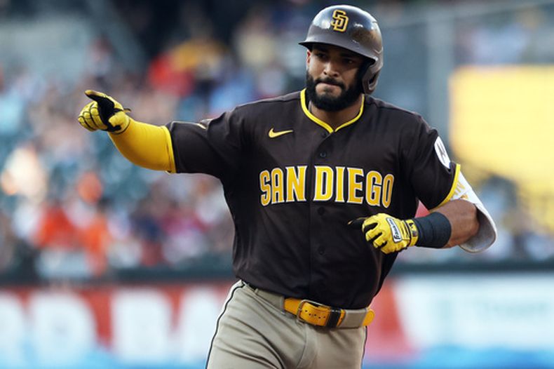 Rodolfo Durán, de los Padres de San Diego, celebra después de disparar un jonrón durante la octava entrada del juego de béisbol de Grandes Ligas contra los Orioles de Baltimore, el sábado 13 de junio de 2026, en Baltimore. (AP Foto/Daniel Kucin Jr.)